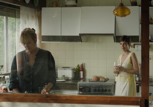 Emma Suárez y Elena Anaya en 'Hermanas'.